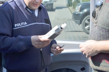 Un şofer băut s-a răsturnat cu maşina în sensul giratoriu